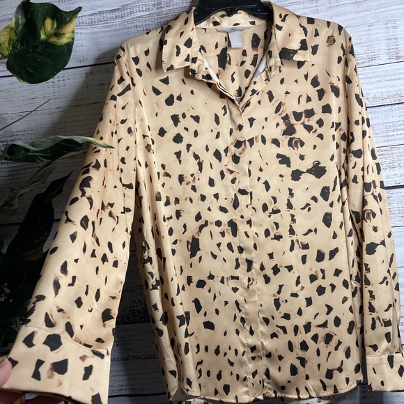 Was💲20! EUC H&M animal print long sleeve multicolored button-down blouse - Picture 8 of 16